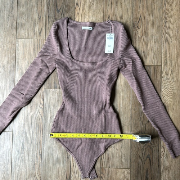NWT- Abercrombie A&F Long Sleeve Ribbed Body Suit. Mauve - Picture 4 of 6